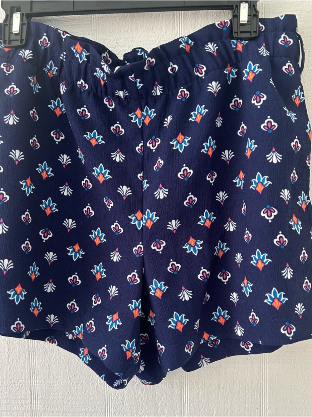 Loft women’s Size Medium Navy Floral Print Shorts Pockets Elastic Waistband Blue
